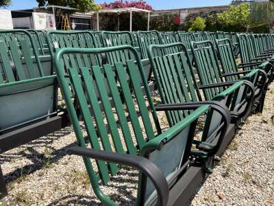 Al centro si trovano le 200 poltroncine in metallo verniciato di verde...